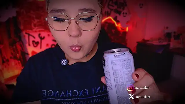 Laura takint online show from October 3, 9:09 pm