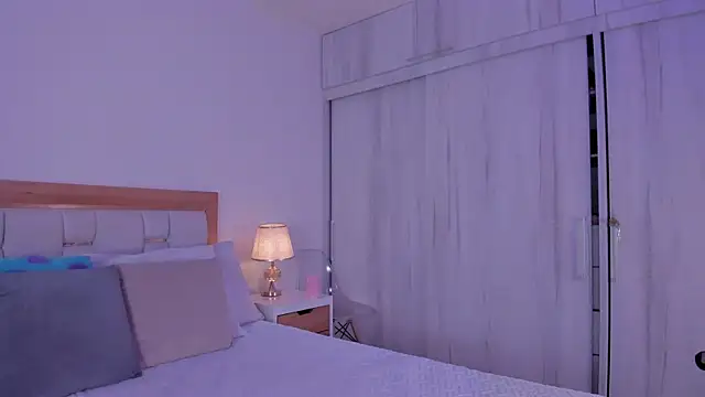 mia hank online show from November 27, 11:57 am