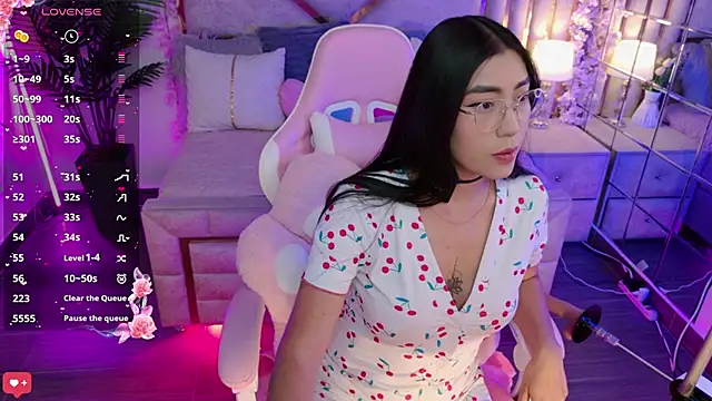 Snapshot of shanon- chatting on October 3, 12:05 am shanon- online show from October 3, 12:05 am