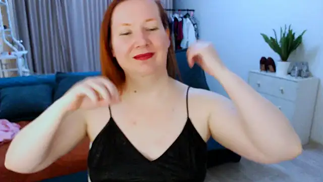 Snapshot of GoddessLara chatting on October 19, 3:52 am GoddessLara online show from October 19, 3:52 am