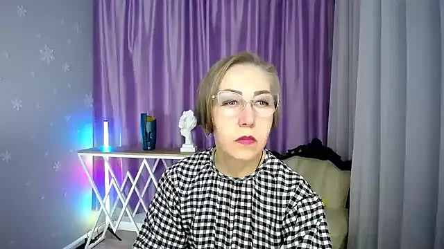 Snapshot of queen_a_n_i chatting on October 7, 10:41 am queen a n i online show from October 7, 10:41 am