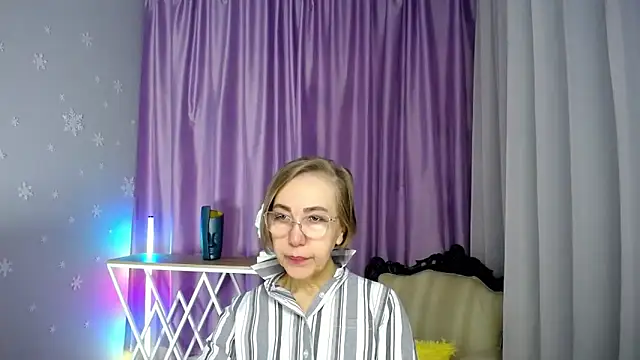 Snapshot of queen_a_n_i chatting on October 18, 8:06 am queen a n i online show from October 18, 8:06 am