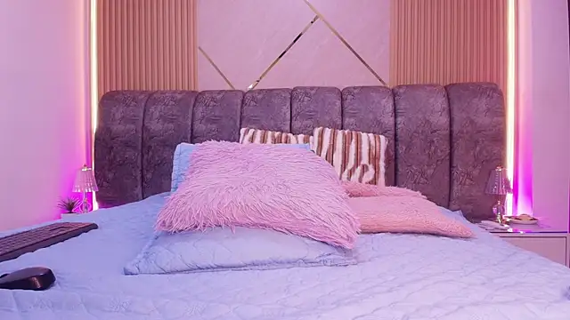 naia blessed online show from April 16, 8:08 pm