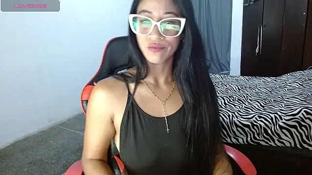 Emiliklauss22 online show from April 18, 9:12 am