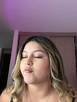 Snapshot of lunablossom_ chatting on October 15, 10:34 pm lunablossom online show from October 15, 10:34 pm