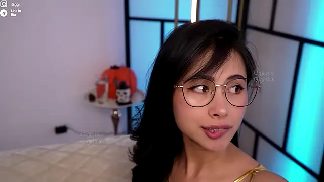 Snapshot of Gigi_ohlala chatting on October 31, 8:13 pm Gigi ohlala online show from October 31, 8:13 pm