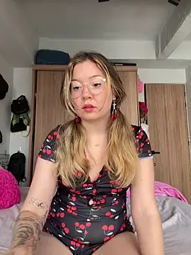 Snapshot of Darling_XXX chatting on June 10, 7:01 pm Darling XXX online show from June 10, 7:01 pm