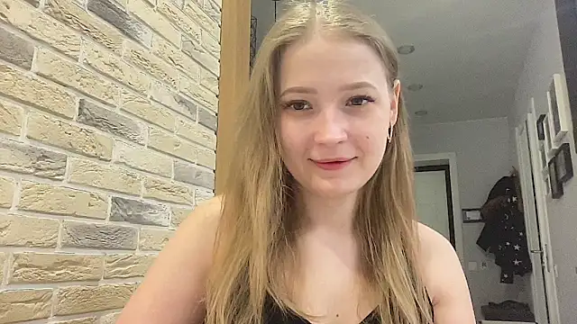 CharmingSarah online show from March 26, 4:42 pm