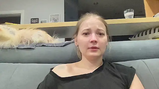 CharmingSarah online show from April 8, 4:42 pm