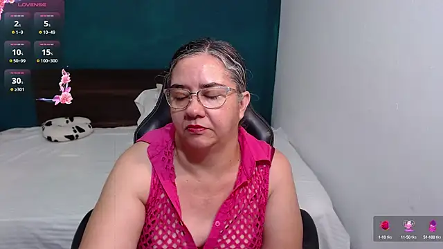 Snapshot of scaelettdubois chatting on October 6, 1:11 am scaelettdubois online show from October 6, 1:11 am