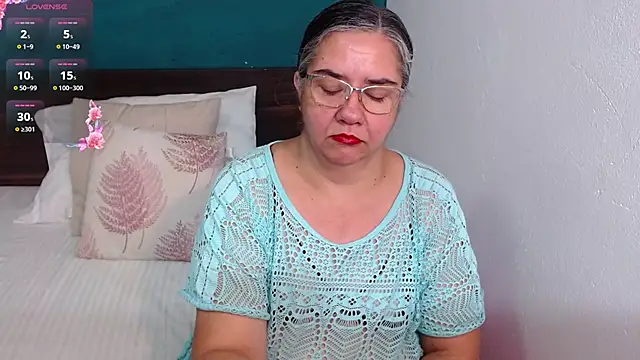 Snapshot of scaelettdubois chatting on October 15, 1:52 am scaelettdubois online show from October 15, 1:52 am