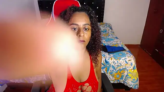BellaKarla online show from July 7, 8:00 pm