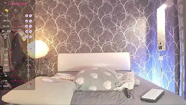 MiaMiaMeow online show from October 31, 2:10 pm