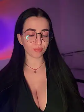 Emylia online show from December 17, 9:30 pm