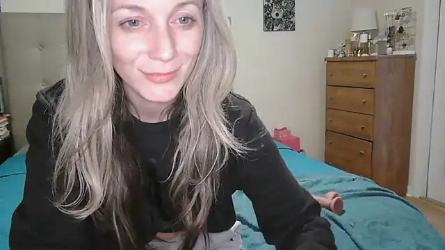 Snapshot of Heyitsmee33 chatting on October 22, 11:26 am Heyitsmee33 online show from October 22, 11:26 am