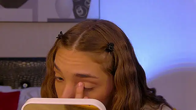 VirginieCruz online show from November 4, 7:30 pm