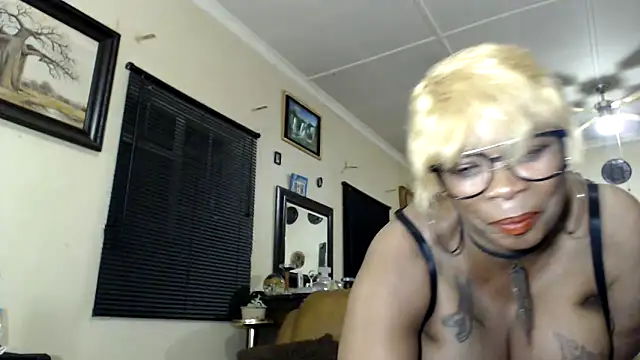 Snapshot of Gucci_Bx chatting on October 8, 6:56 pm Gucci Bx online show from October 8, 6:56 pm