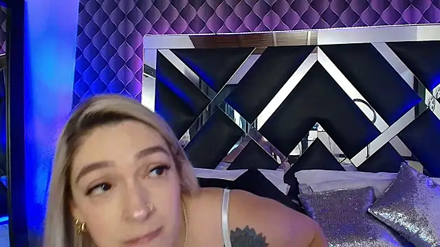 victoriaa lee  online show from November 19, 9:15 pm