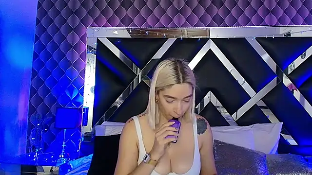 victoriaa lee  online show from March 17, 7:18 pm