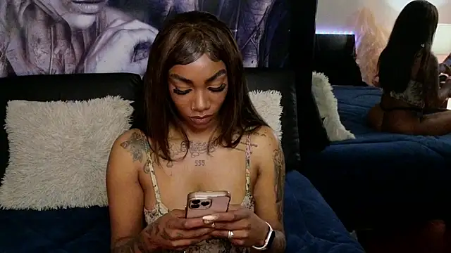 Snapshot of emely_brandon chatting on October 23, 4:18 am emely brandon online show from October 23, 4:18 am