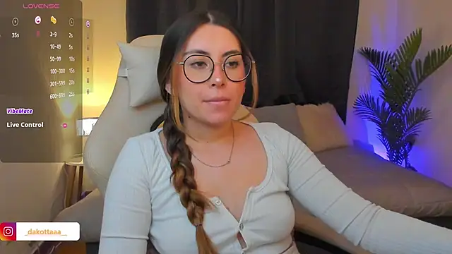 dakottaa  online show from February 11, 11:39 pm