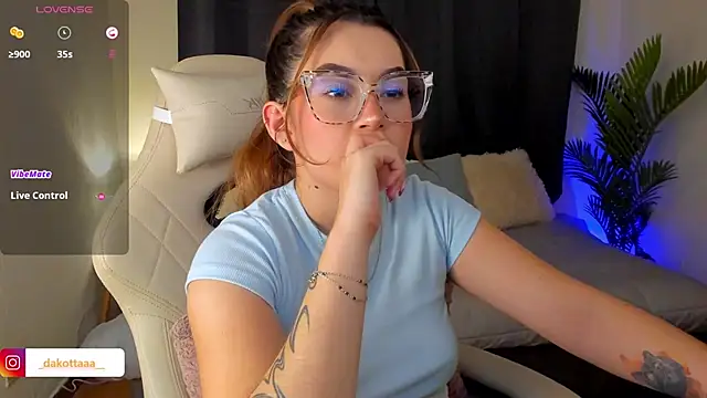 dakottaa  online show from October 31, 12:01 am