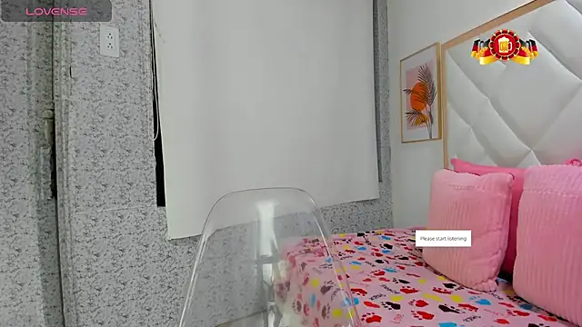 Snapshot of EmiliBonnie chatting on October 1, 11:09 pm EmiliBonnie online show from October 1, 11:09 pm