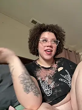 QueenNuttCollector online show from February 19, 5:45 pm