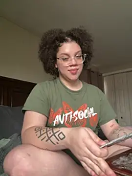 QueenNuttCollector online show from March 12, 5:26 pm