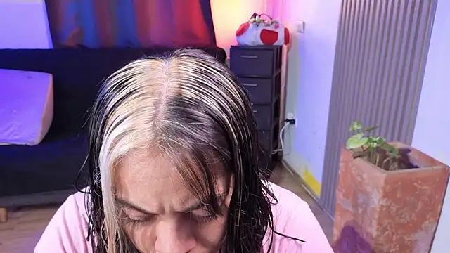 Cuttiealice online show from December 21, 1:37 pm