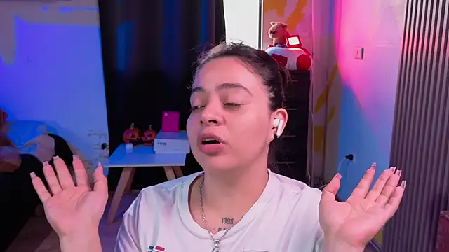 Cuttiealice online show from November 17, 1:23 pm