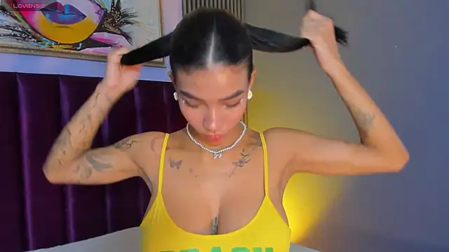 LauraAristizabal online show from April 3, 1:42 pm