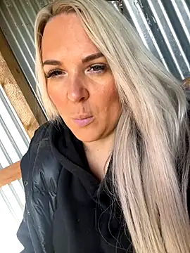 Snapshot of Bustyblondebabe32 chatting on September 29, 8:41 am Bustyblondebabe32 online show from September 29, 8:41 am