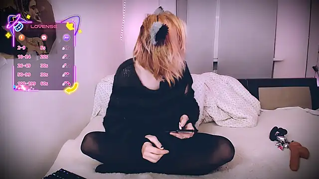 Littlepinkcat online show from December 5, 8:43 pm