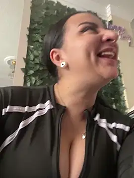 Abril Luv online show from October 9, 1:37 pm