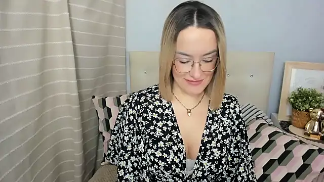 MollyFlowers online show from March 31, 1:11 pm