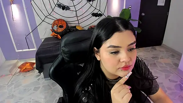 Snapshot of martinasaez chatting on October 15, 8:33 pm martinasaez online show from October 15, 8:33 pm