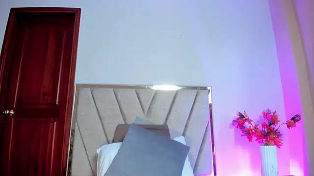 NoraDasilva online show from April 15, 12:33 am