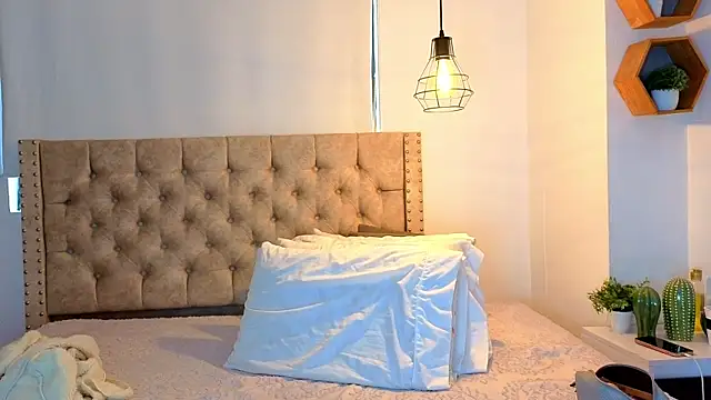 KeryHillson online show from January 13, 1:15 pm