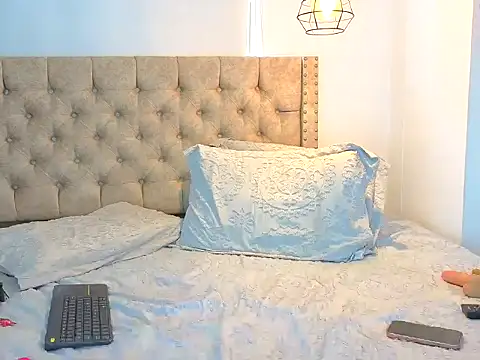 KeryHillson online show from October 20, 1:58 pm