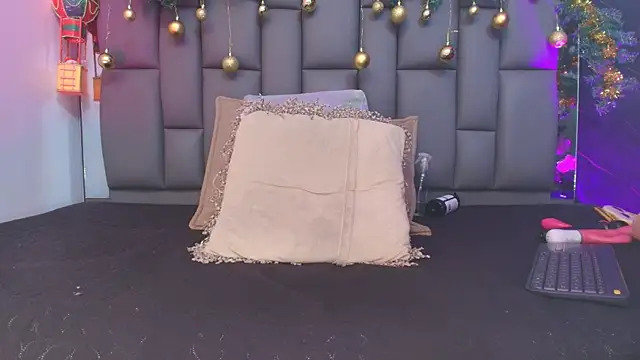  MiaBrown  online show from December 19, 12:30 pm