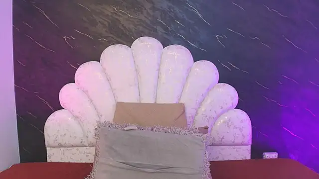  MiaBrown  online show from April 9, 12:10 pm