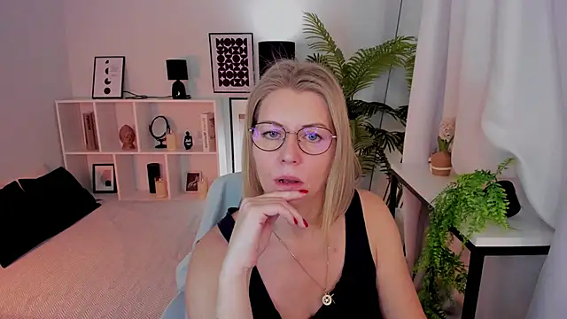 Annie Light online show from November 22, 1:36 pm