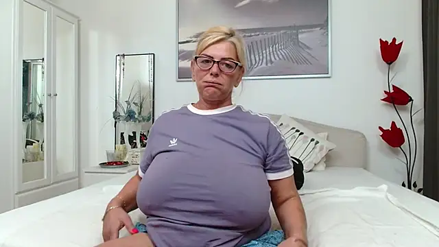 YulliaMilf online show from September 27, 4:25 pm