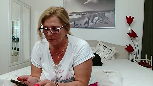 YulliaMilf online show from October 13, 2:53 pm