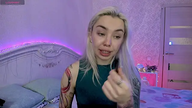 LillyMoure  online show from November 13, 12:20 am