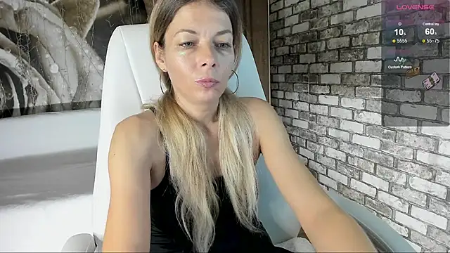 Snapshot of Eva_Melow chatting on October 6, 3:29 pm Eva Melow online show from October 6, 3:29 pm