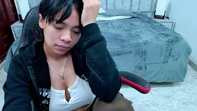 laureentt  online show from March 5, 8:21 am