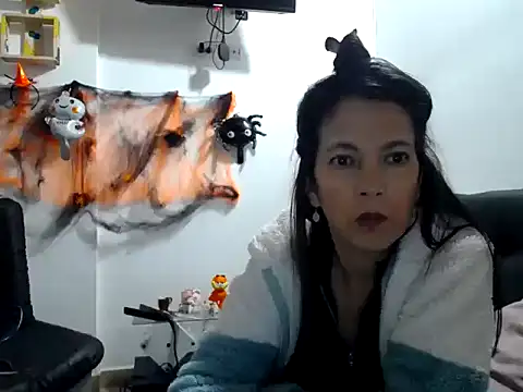 Snapshot of Alexxawinter chatting on October 16, 11:07 pm Alexxawinter online show from October 16, 11:07 pm