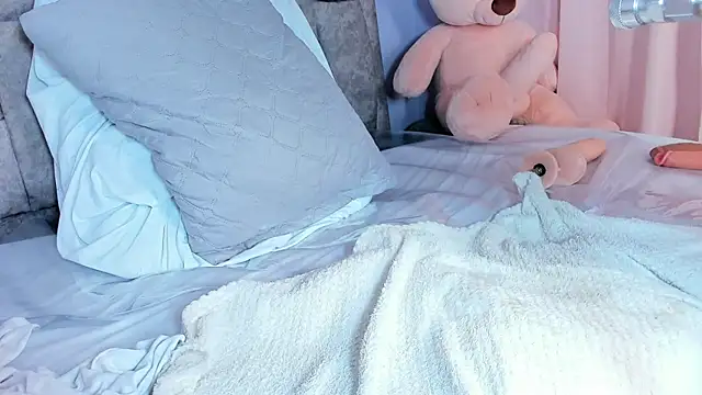 queen yully online show from April 8, 8:55 pm